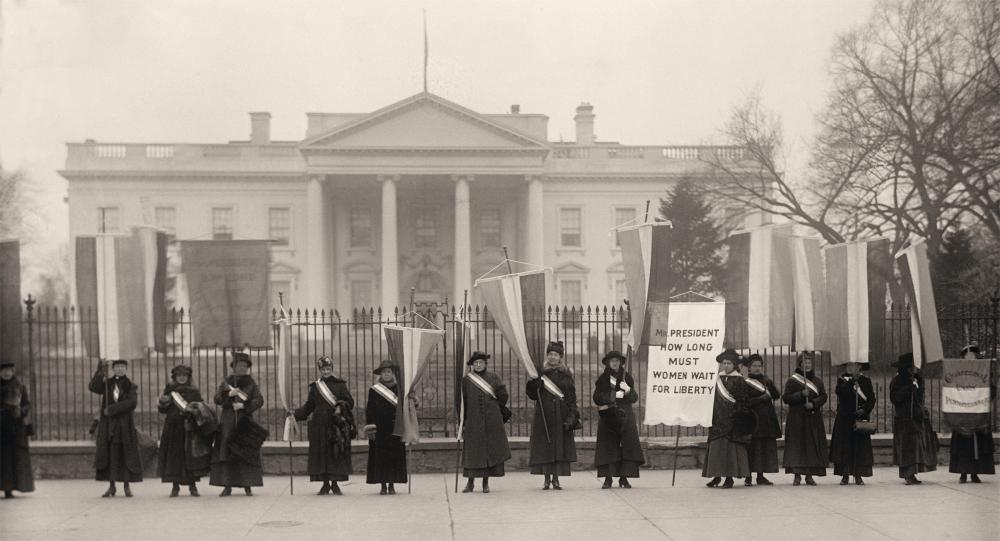 Sepia photo of the whitehouse
