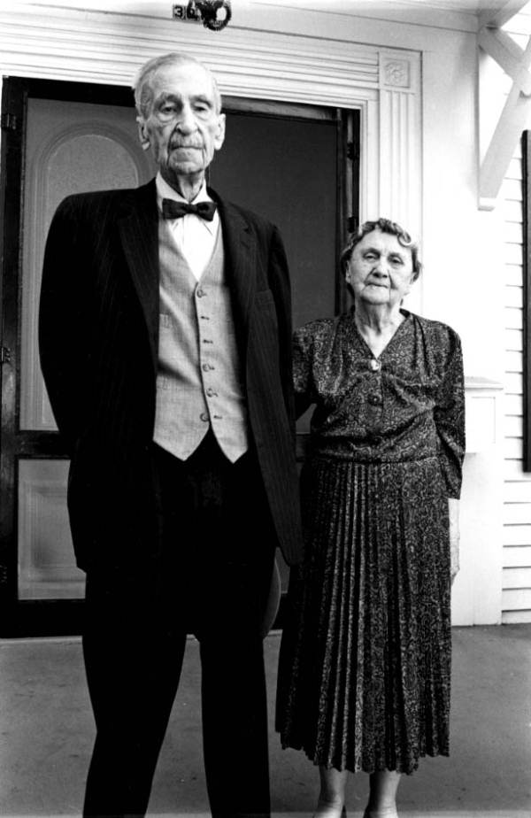 William and Luella Knott standing in front of their home in Tallahassee