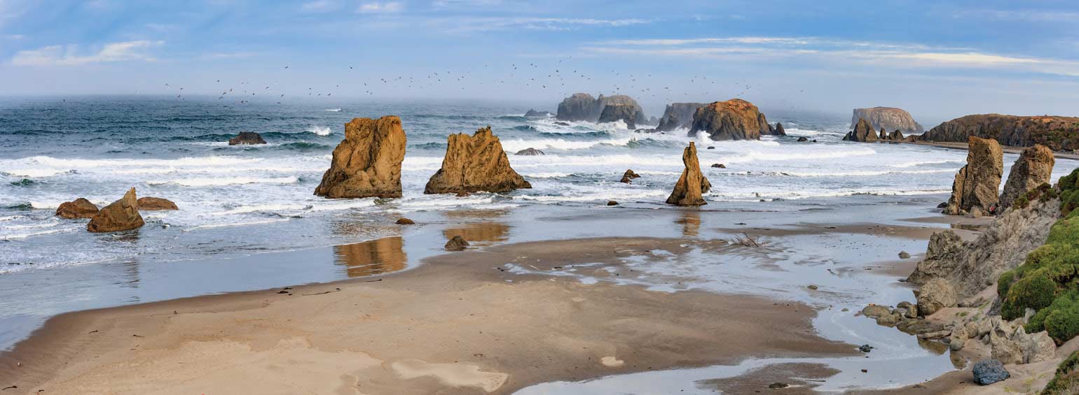 rolling waves on the rocks at the beach