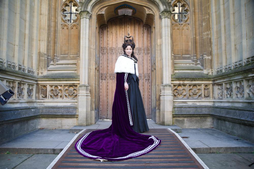 Picture of someone playing Elizabeth I