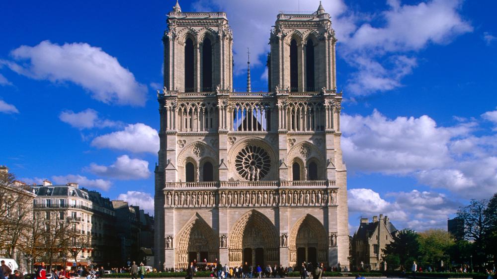 front facing angle of the Notre Dame catherdral